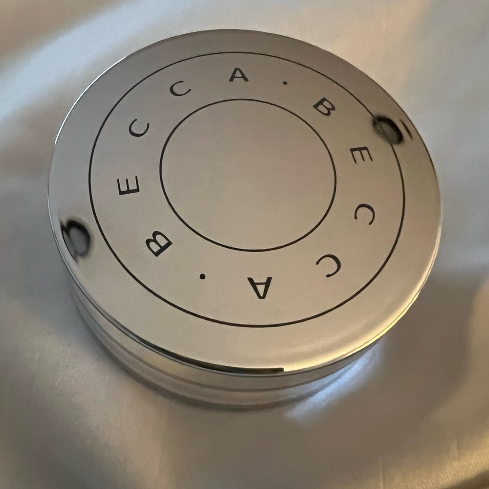 Becca under eye brightening setting powder